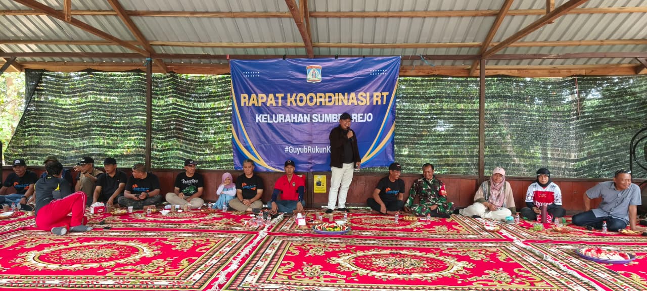 Lurah Sumber Rejo Paing (berdiri), memaparkan berbagai program kerja kelurahan kepada para ketua RT dan peserta rakor.