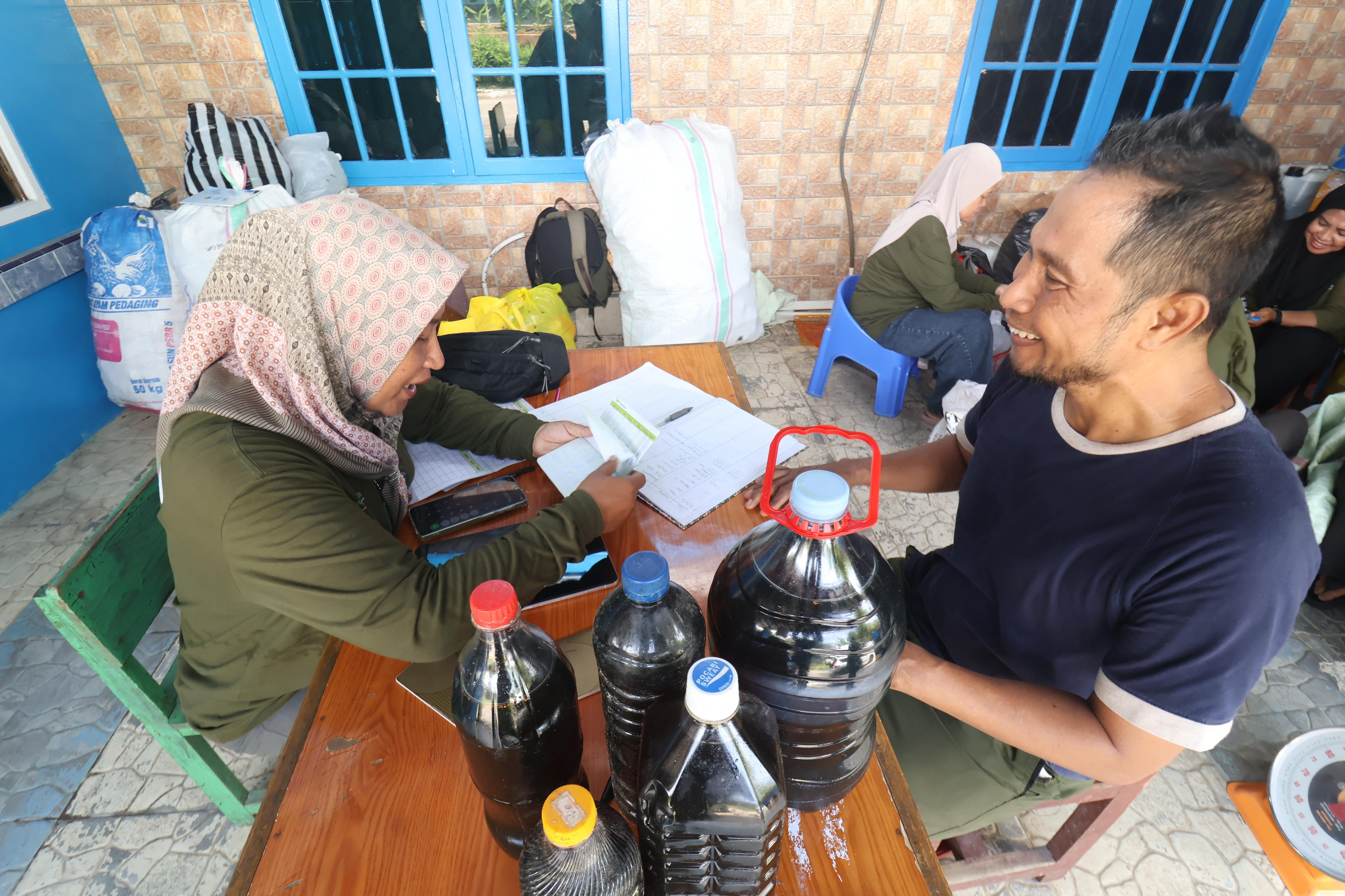 SAYANGI LINGKUNGAN: Suasana penimbangan sampah dan pemilahan di Bank Sampah Induk Kota Hijau Balikpapan pada Minggu pagi. Selain Yanto, beberapa pengurus masjid secara rutin menyetor sampah.