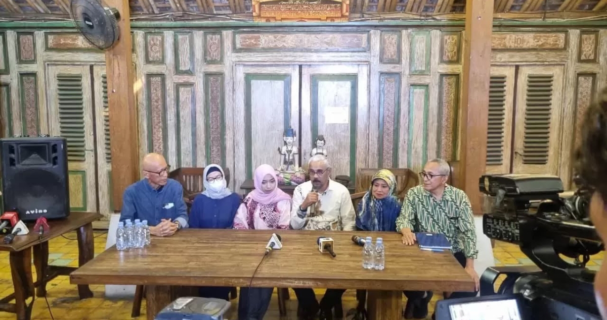 Kuasa hukum bersama keluarga besar diplomat muda Arya Daru Pangayunan menggelar konferensi pers di Jakarta, mendesak aparat agar mengusut tuntas kasus kematian Arya. (Foto Jawa Pos)