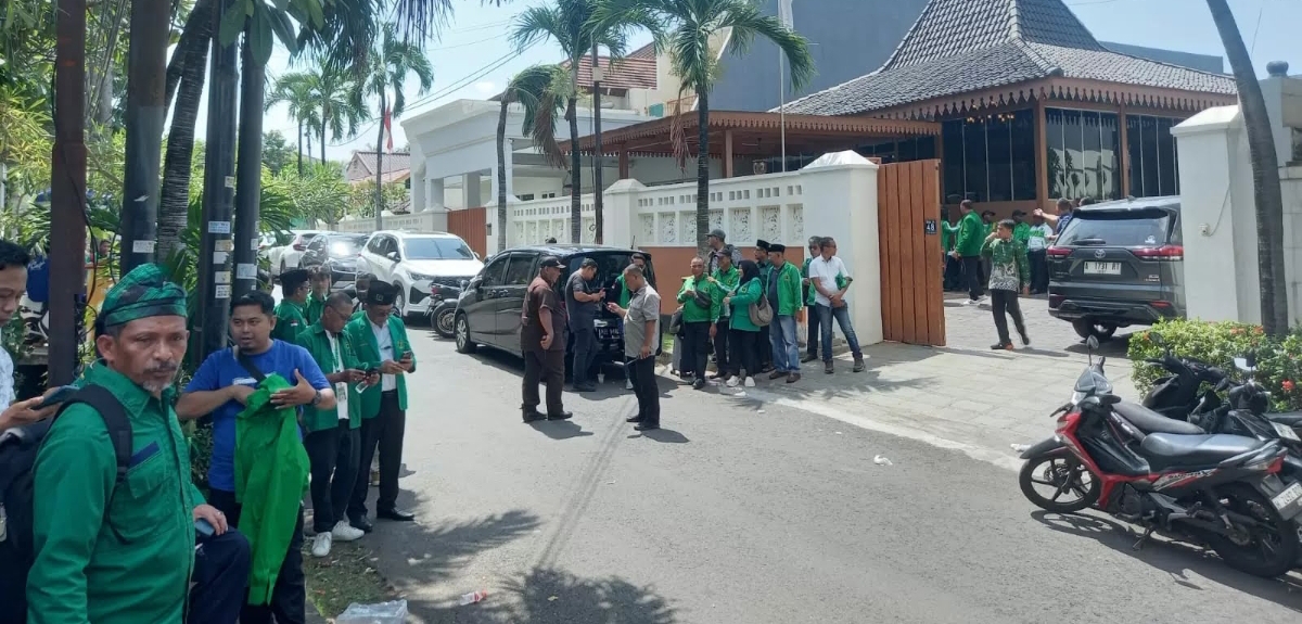 Kader PPP berkumpul pada Minggu (28/9) usai Muktamar X PPP di Ancol yang berujung pada dualisme klaim kepemimpinan antara kubu Mardiono dan Agus Suparmanto. (Foto Jawa Pos)