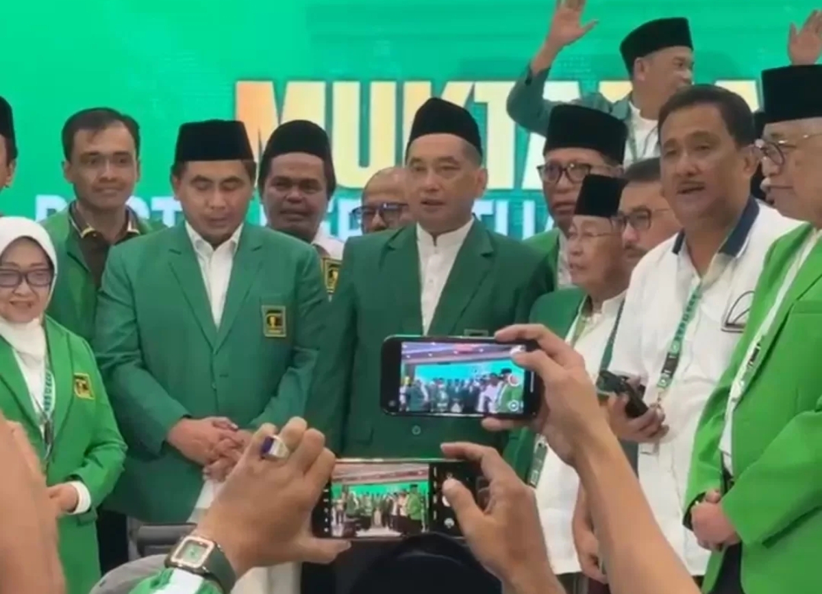 Para elite Partai Persatuan Pembangunan (PPP)  memberikan keterangan pers seusai Muktamar X PPP di Jakarta, yang diwarnai klaim aklamasi ketua umum dari dua kubu berbeda. (Foto Jawa Pos)
