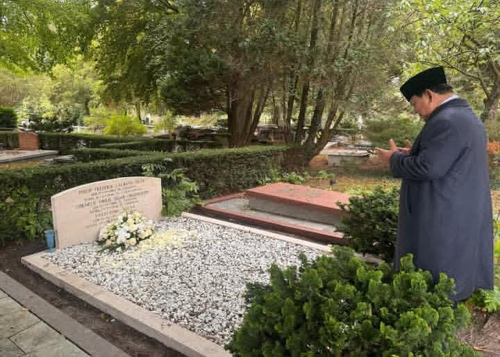 Presiden Prabowo Subianto kala berziarah di pemakaman Belanda.