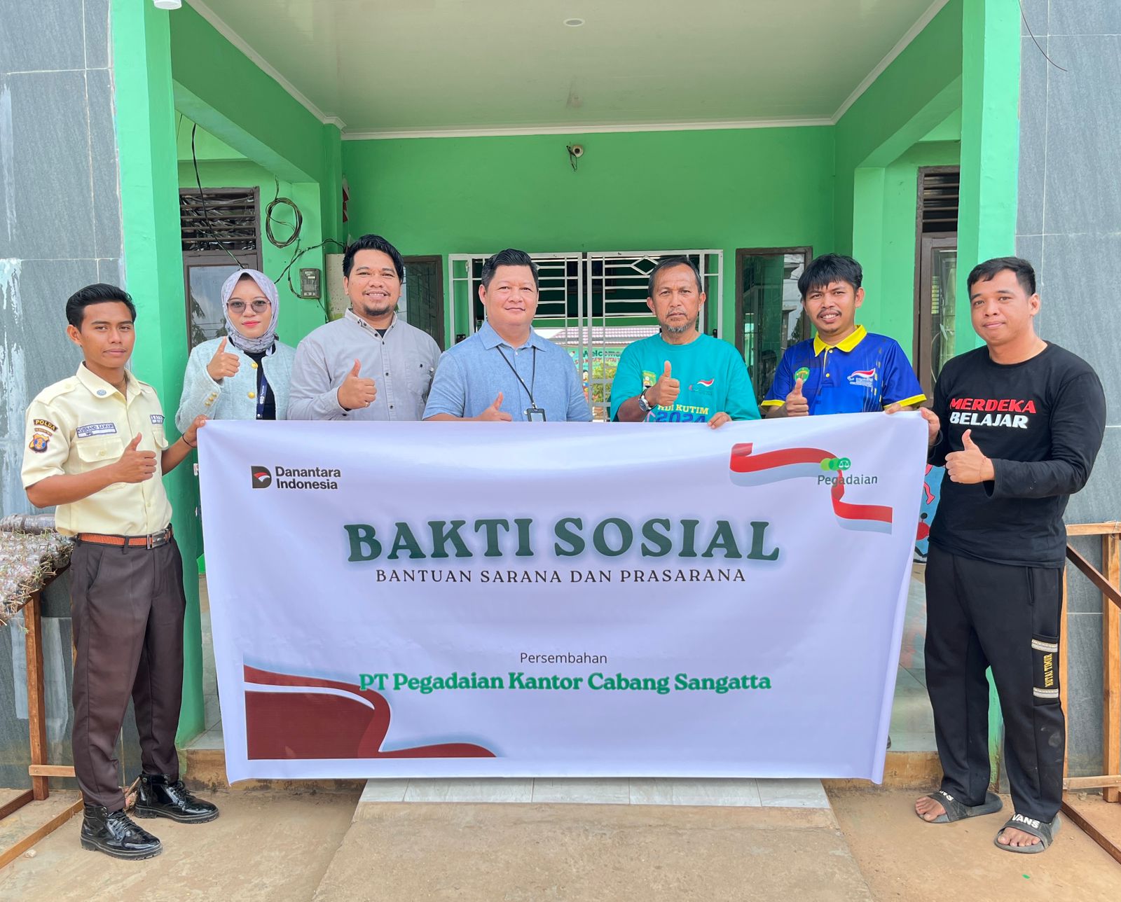 SALURKAN: Pimpinan PT Pegadaian Cabang Sangatta Herlan Sujana (ketiga kanan), Kepala SLB Sangatta Haristo (ketiga kiri) foto bersama dalam momen penyaluran bantuan ke anak berkebutuhan khusus.