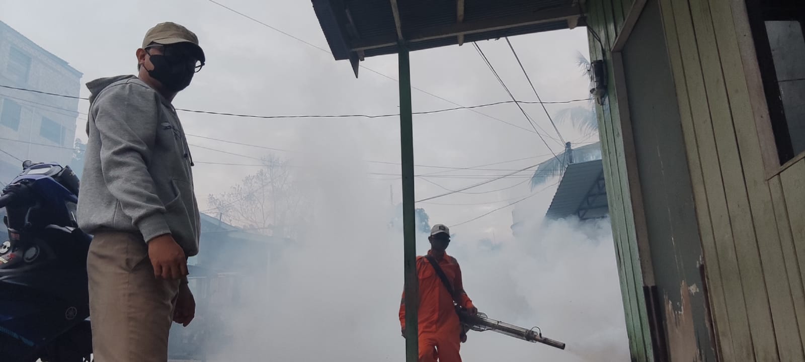 Fogging menjadi salah satu bentuk penanganan penyebaran nyamuk aedes aegypti setelah lokasi dilakukan penyelidikan epidemiologi. (ADIEL KUNDHARA/KP)