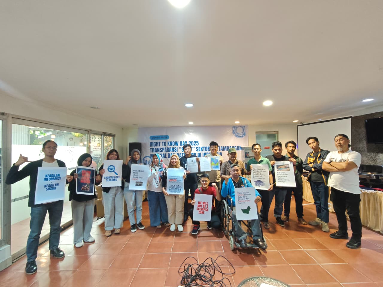 Peserta diskusi memperingati Hari Keterbukaan Informasi Publik Sedunia bertajuk Transparansi Semu Sektor Pertambangan, Minggu (28/9/2025) di Samarinda. (Bayu/KP)