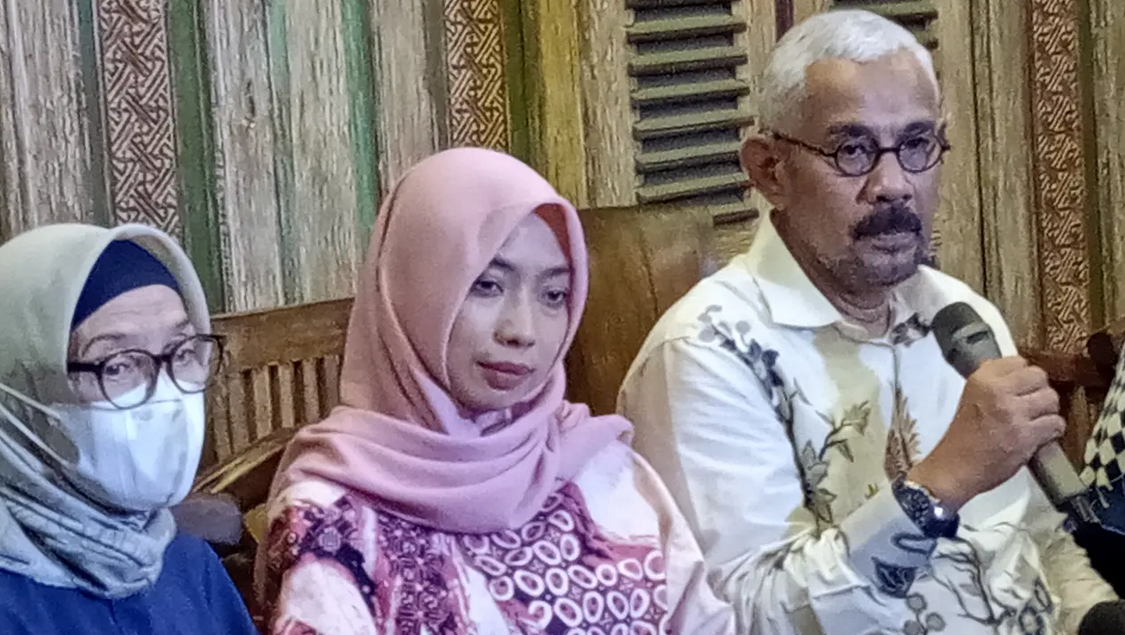Meta Ayu Puspitantri (tengah) bersama kuasa hukum.