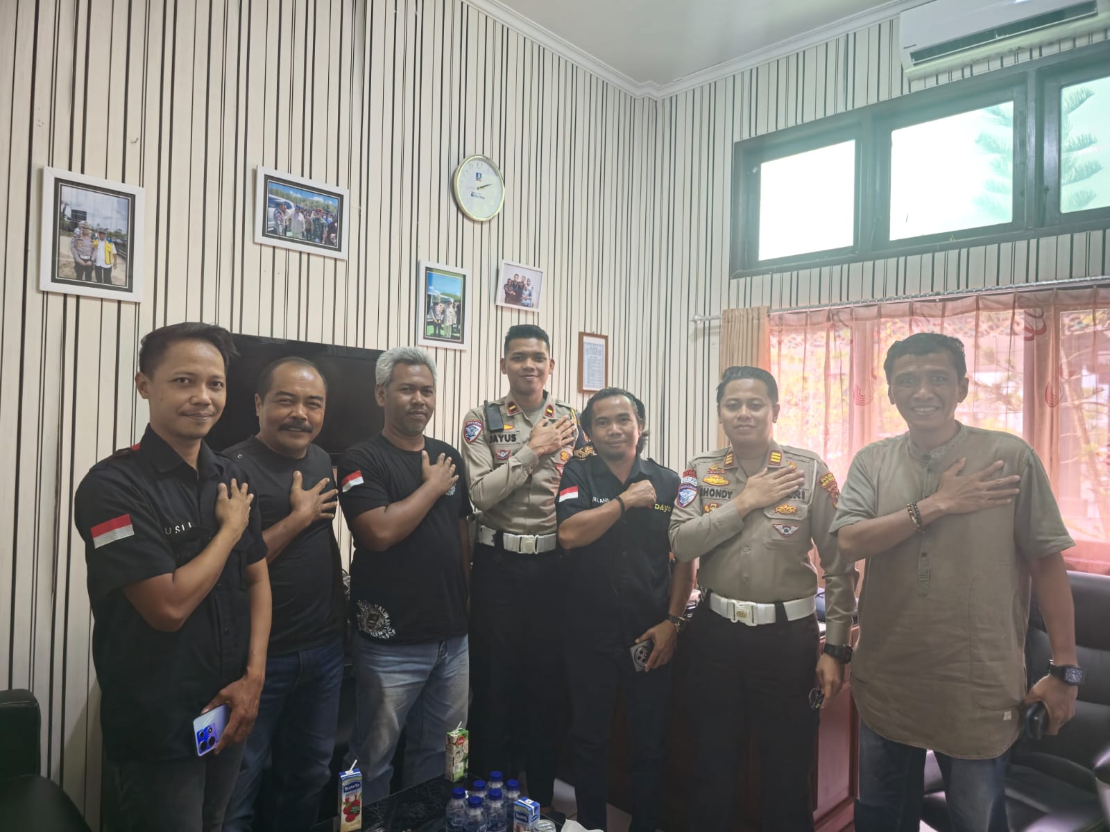 Penasihat Peadayo PPU, Andi Nurhakim (kanan) dan anggota serta Kasat Lantas Polres PPU, AKP Rhondy Hermawan (dua kanan) usai dialog terkait antrean BBM bersubsidi.