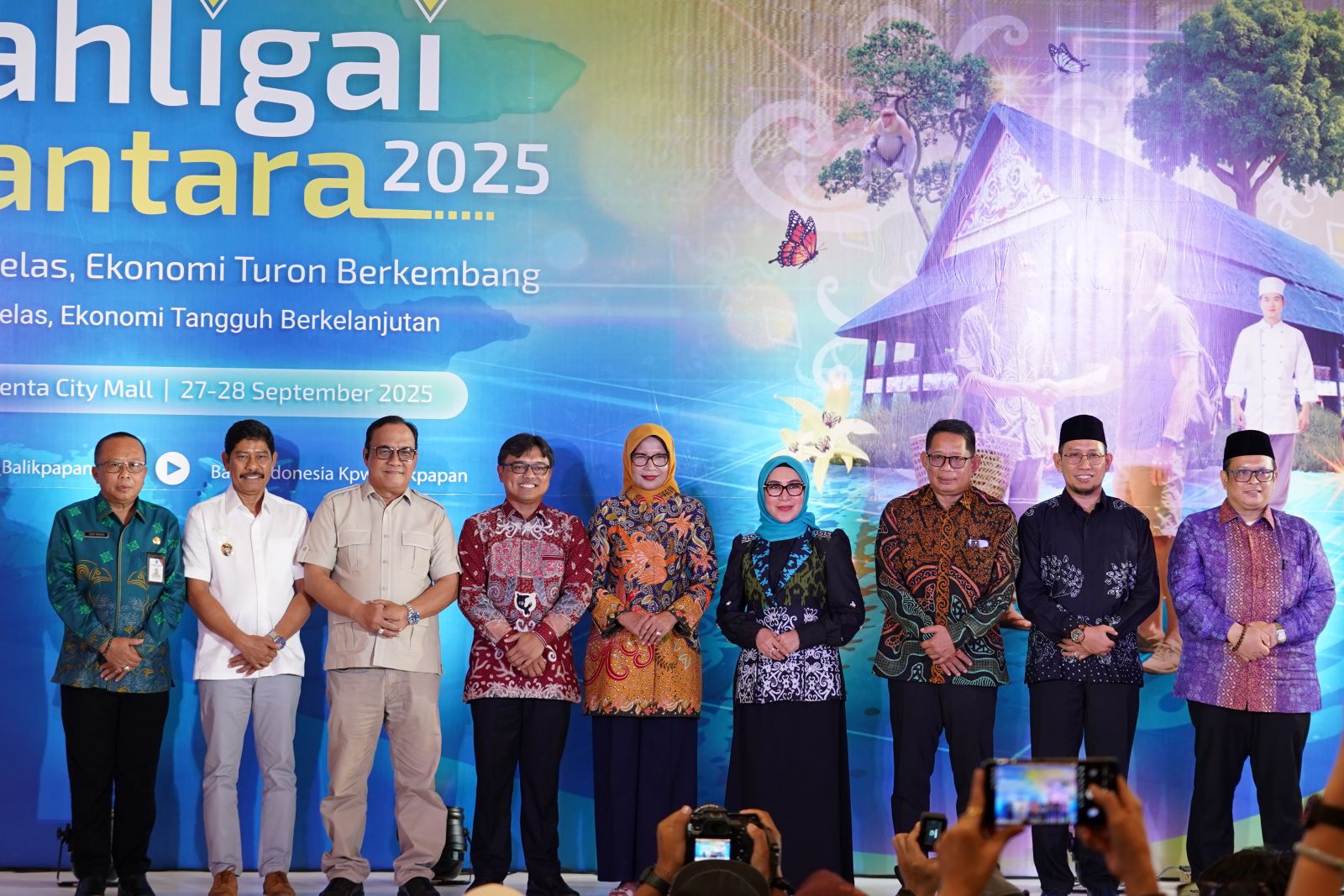 DUKUNG UMKM: Kepala Perwakilan Bank Indonesia Balikpapan Robi Ariadi bersama jajaran pemerintah daerah saat membuka ajang Mahligai Nusantara 2025 di Atrium Pentacity Mall, Sabtu (28/9).