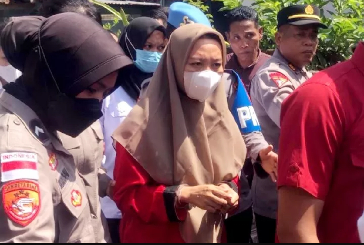 Brigadir Rizka Sintiyani, tersangka pembunuhan suaminya almarhum Brigadir Esco Faska Rely hadir saat rekonstruksi ulang di Desa Jembatan Gantung, Lombok Barat, Senin (29/9) (Toni/Lombok Post)