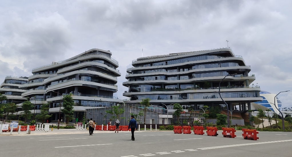 Gedung modern di kawasan Ibu Kota Nusantara (IKN), Kalimantan Timur, yang dirancang sebagai pusat pemerintahan baru Indonesia. (Foto Nisa/KP)