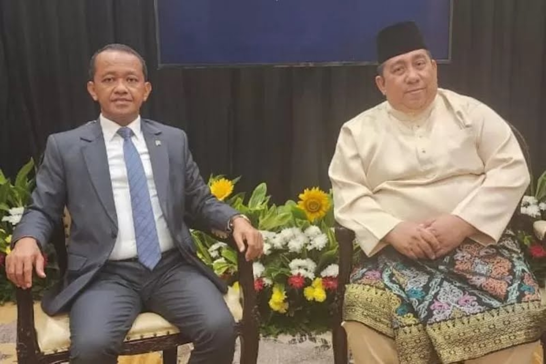 Menteri ESDM sekaligus Ketua Umum Partai Golkar Bahlil Lahadalia (kiri) bersama Presiden Pemuda Masjid Dunia Said Aldi Al Idrus.