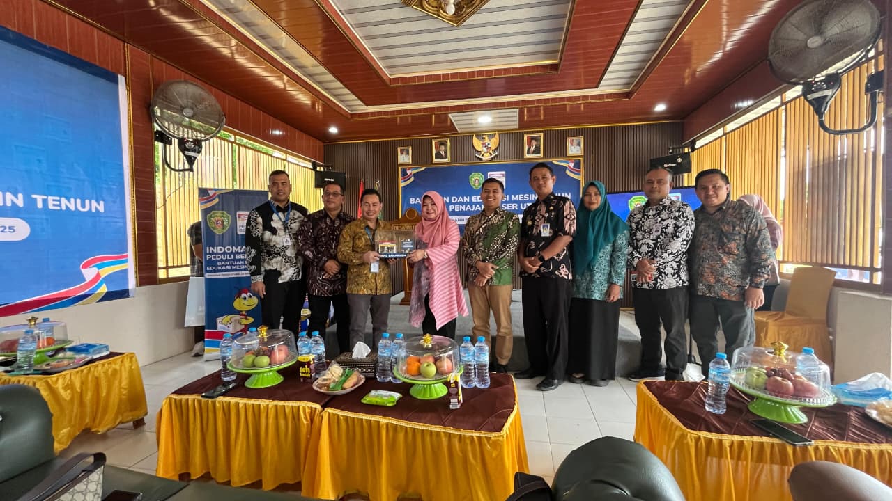 SIMBOLIS: Penyerahan bantuan mesin hani dan edukasi dari Indomaret kepada Dewi Yuliana selaku Ketua Dekranasda PPU.