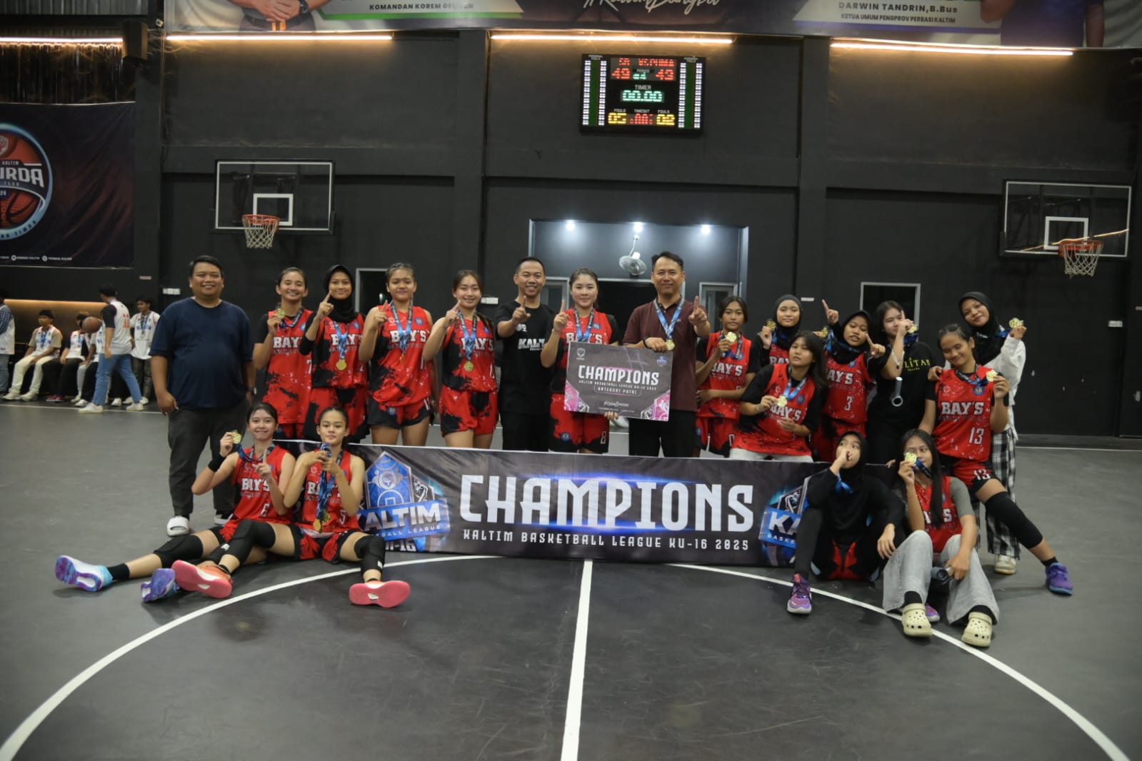 JUARA BARU: Tim pendatang baru di KBL U-16 Putri berhasil menjadi kampiun setelah mengalahkan Puma Samarinda di final.