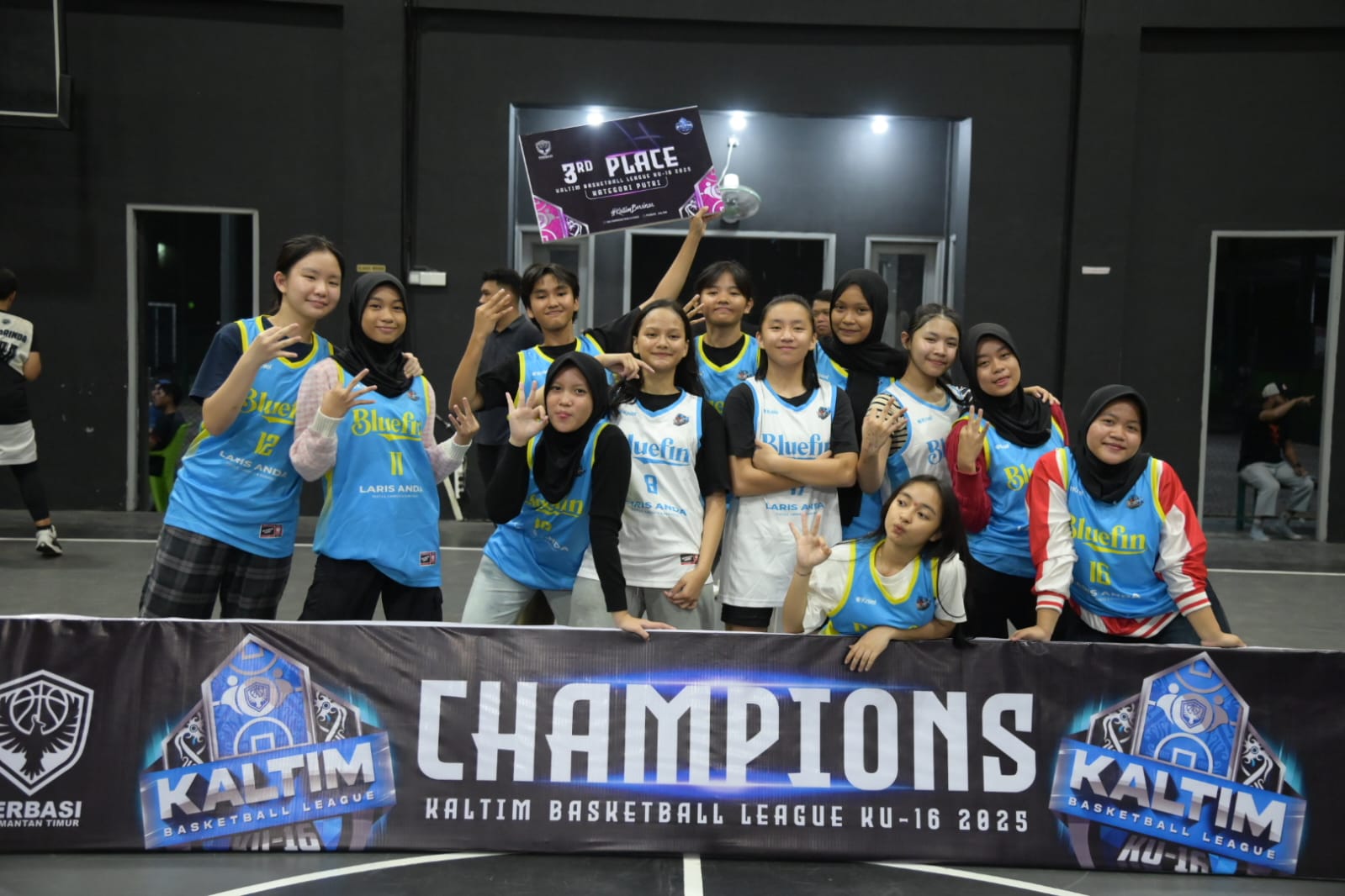 BERPROGRES: Bluefin Putri U-16 menempati posisi ketiga KBL U-16 2025 setelah menang dramatis 52-51 menghadapi Tunas Jaya. (DONI ADITYA/KP)