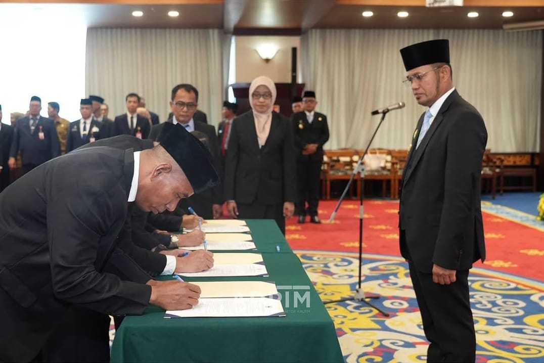 Pejabat yang baru dilantik, menandatangani dokumen integritas disaksikan Gubernur Kaltim Rudy Mas