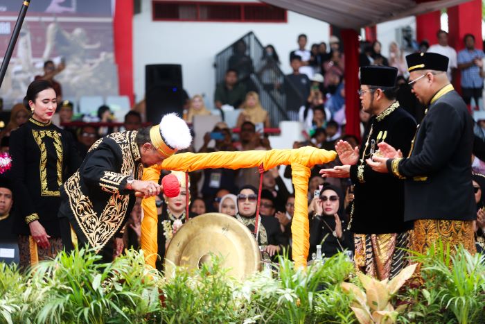 WARISAN BUDAYA: Erau yang dibuka pekan lalu, bukan sekadar festival budaya dan adat istiadat lokal, tetapi benteng identitas bangsa.  (RAMA SIHOTANG/KP)