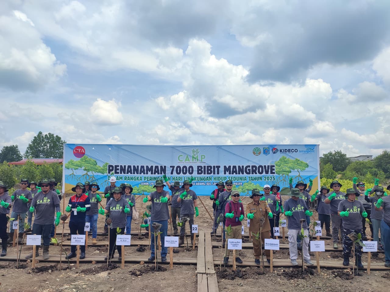 PT Cotrans Asia kembali melanjutkan program CAMP 2025 berupa penanaman mangrove di Desa Muara Adang, Kecamatan Long Ikis, Senin (29/9). (FOTO NAJIB/KP)