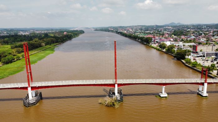 Panorama Tenggarong yang dikelilingi Sungai Mahakam. Potensi pendapatan asli daerah (PAD) dari pengelolaan sungai yang selama ini belum tersentuh kini dilirik pemerintah.  (RENDY FAUZAN/KP
