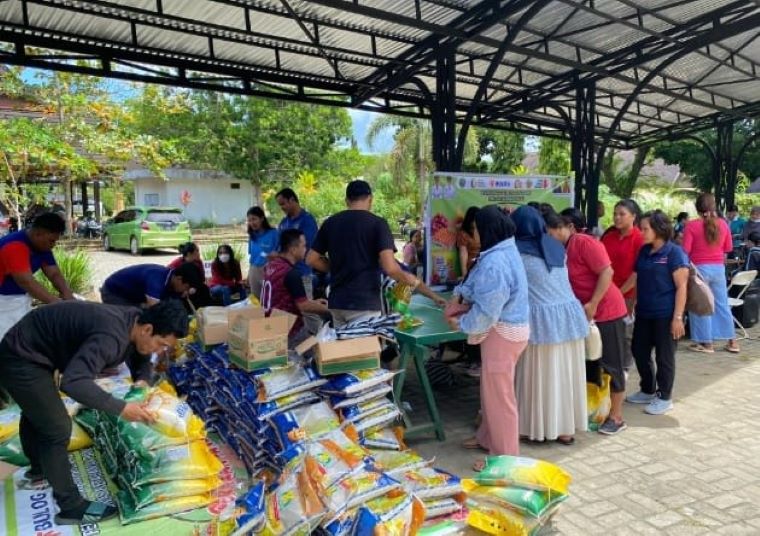 Pelaksanaan Gerakan Pangan Murah yang digelar di halaman Kantor Ketapang Kubar.