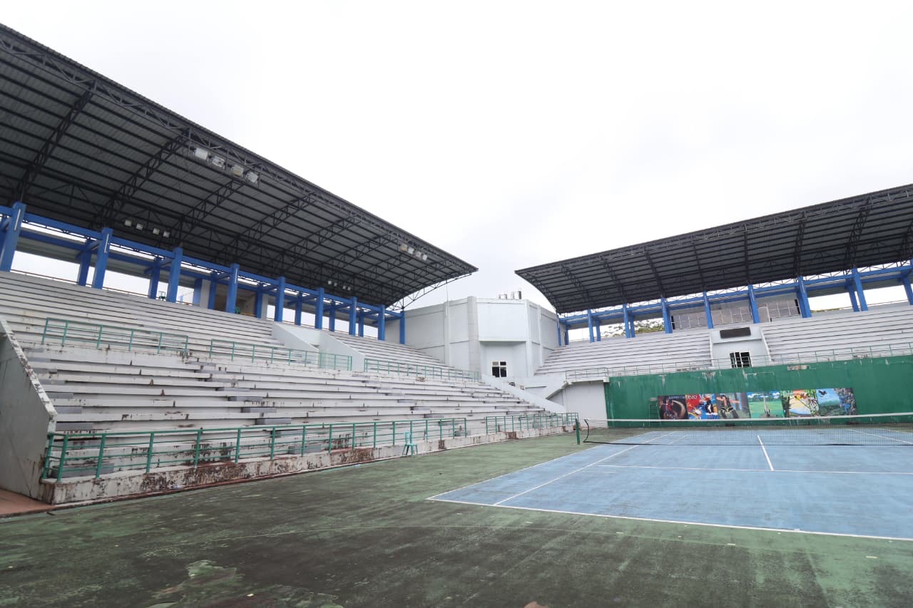 Kondisi lapangan tenis di kawasan BTS memerlukan pemeliharaan.