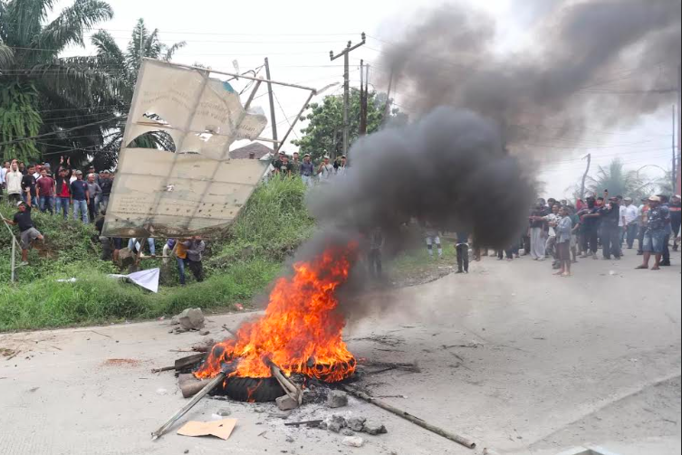 Demo sopir truk di Parung Panjang.