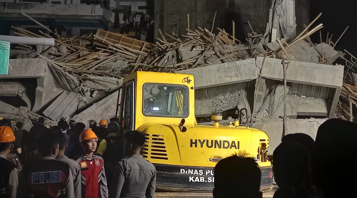 Proses evakuasi bangunan mushola Pondok Pesantren Al Khoziny di Desa Buduran, Sidoarjo, Senin (29/9). (Novia Herawati/ JawaPos.com)