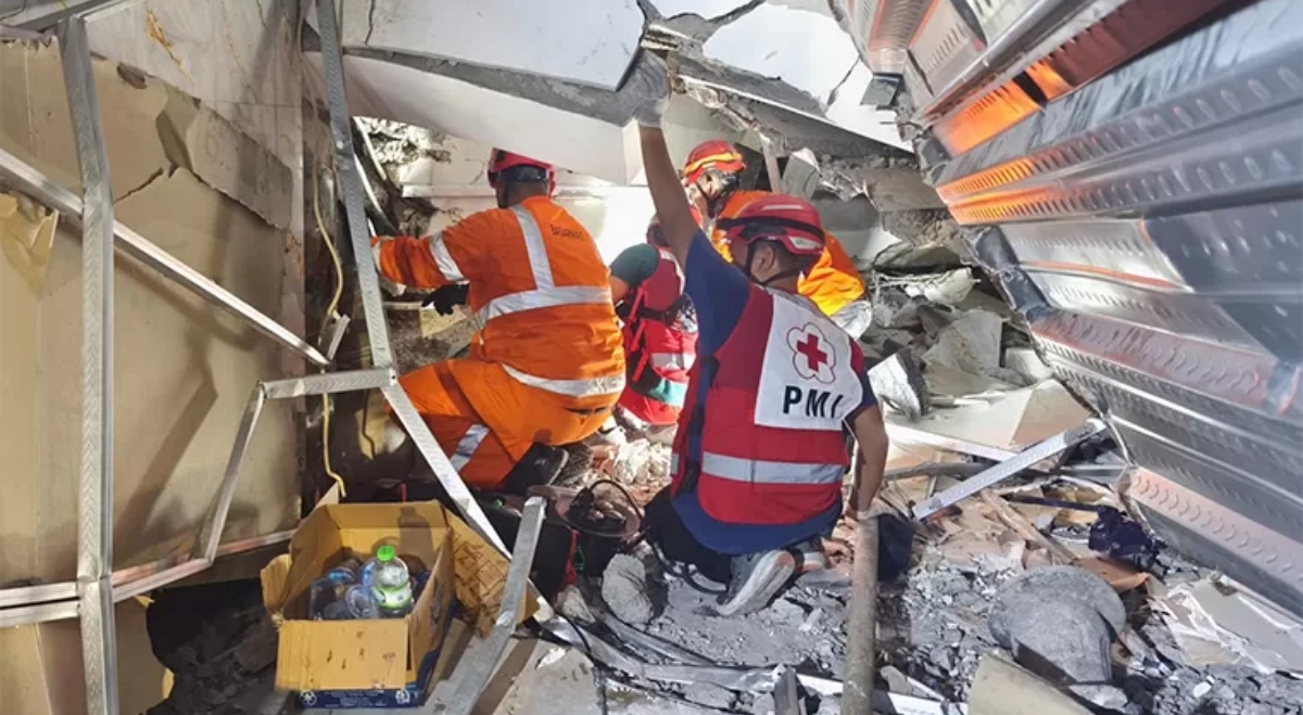 Petugas SAR dan relawan PMI menyisir puing bangunan Pondok Pesantren Al-Khoziny, Buduran, Sidoarjo, untuk mengevakuasi santri yang masih terjebak reruntuhan. (Jawa Pos)