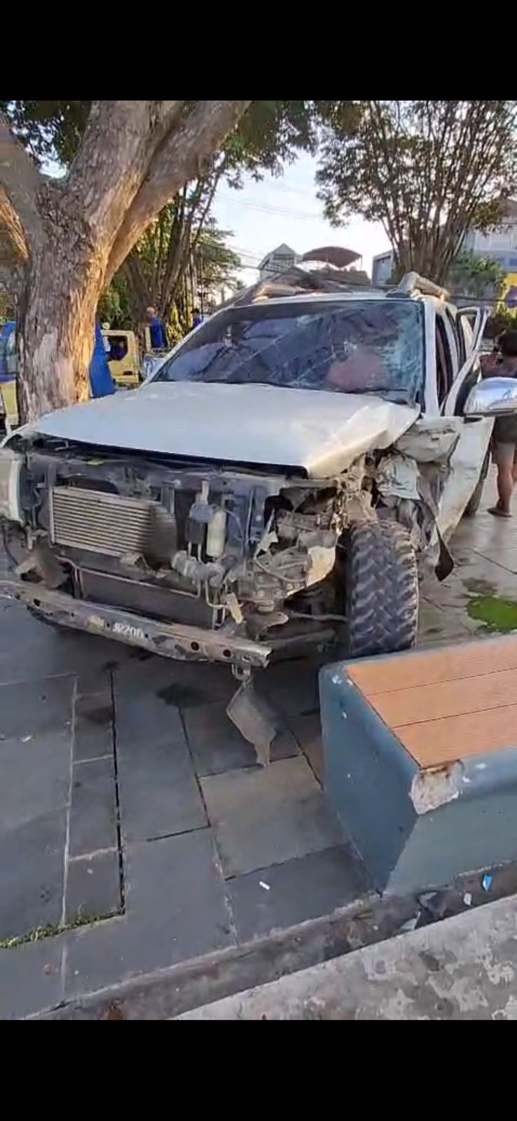 RINGSEK: Sebuah mobil dobel kabin Nissan Navara silver tiba-tiba oleng dan menghantam pikap bermuatan pencahayaan untuk gelaran MTQ Samarinda di Teras Samarinda.&nbsp;