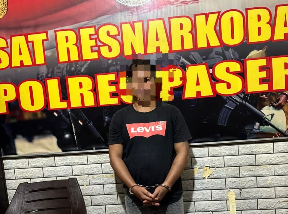 MENYESAL: Terduga pemilik sabu-sabu di Paser saat ditahan Satreskoba Polres Paser.