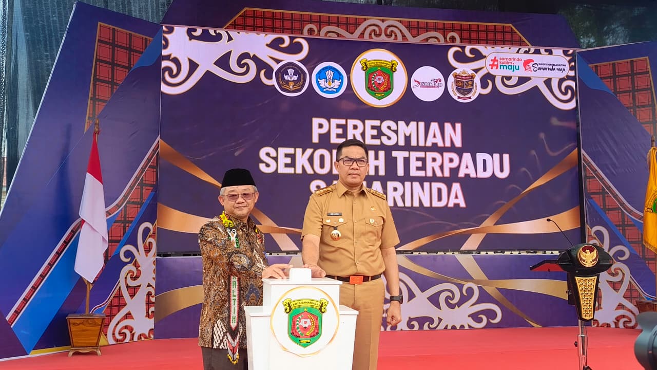 DIRESMIKAN: Menteri Dikdasmen Abdul Mu&rsquo;ti bersama Wali Kota Samarinda Andi Harun menekan tombol sirene sebagai tanda peresmian Sekolah Terpadu Samarinda di Loa Bakung, Selasa (30/9).