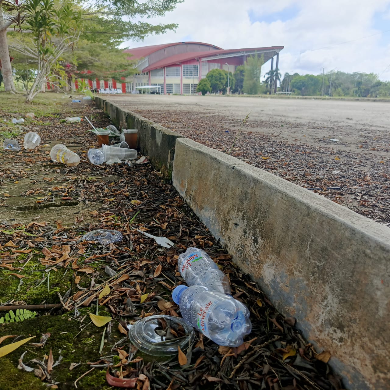 Sampah yang dibuang begitu saja oleh tangan oknum tak bertanggung jawab di kawasan GOR.