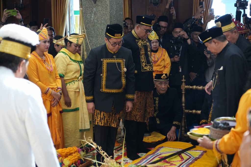 Aulia Rahman Basri bersama Rendi Solihin mengikuti proses perebahan Tiang Ayu di Keraton Kesultanan Kutai Kartanegara Ing Martadipura, Senin (29/9).
