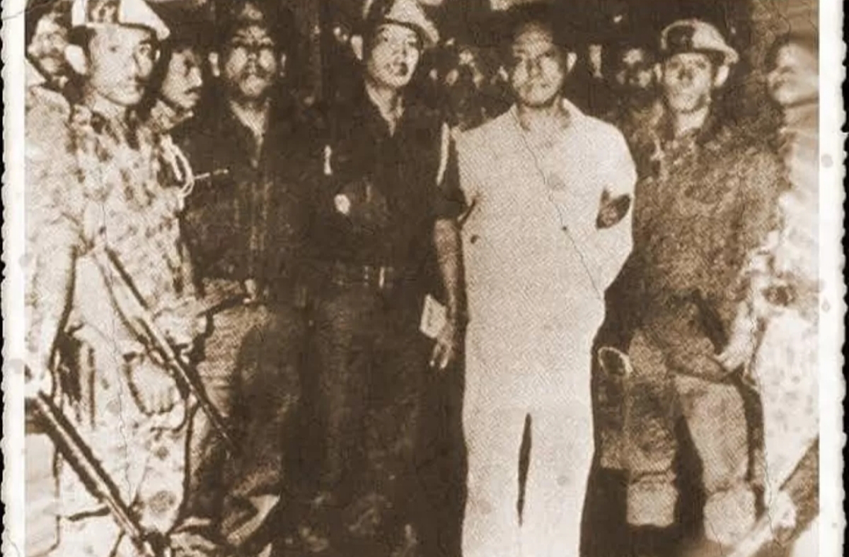 DN Aidit, tokoh penting dalam peristiwa G30S 1965 saat digiring aparat militer. Banyak pimpinan PKI dan tokoh terkait akhirnya menjalani eksekusi mati. (FOTO: IST)