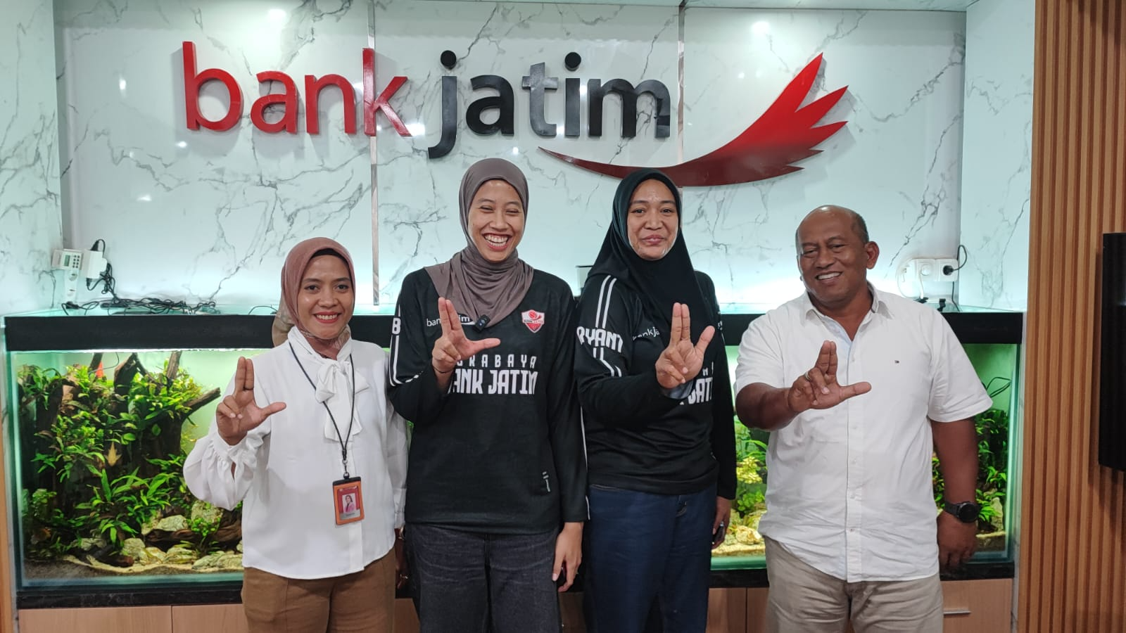 Megawati Hangestri (kedua kiri) fokus persiapan bersama Surabaya Bank Jatim tampil di final four Livoli Divisi Utama 2025.