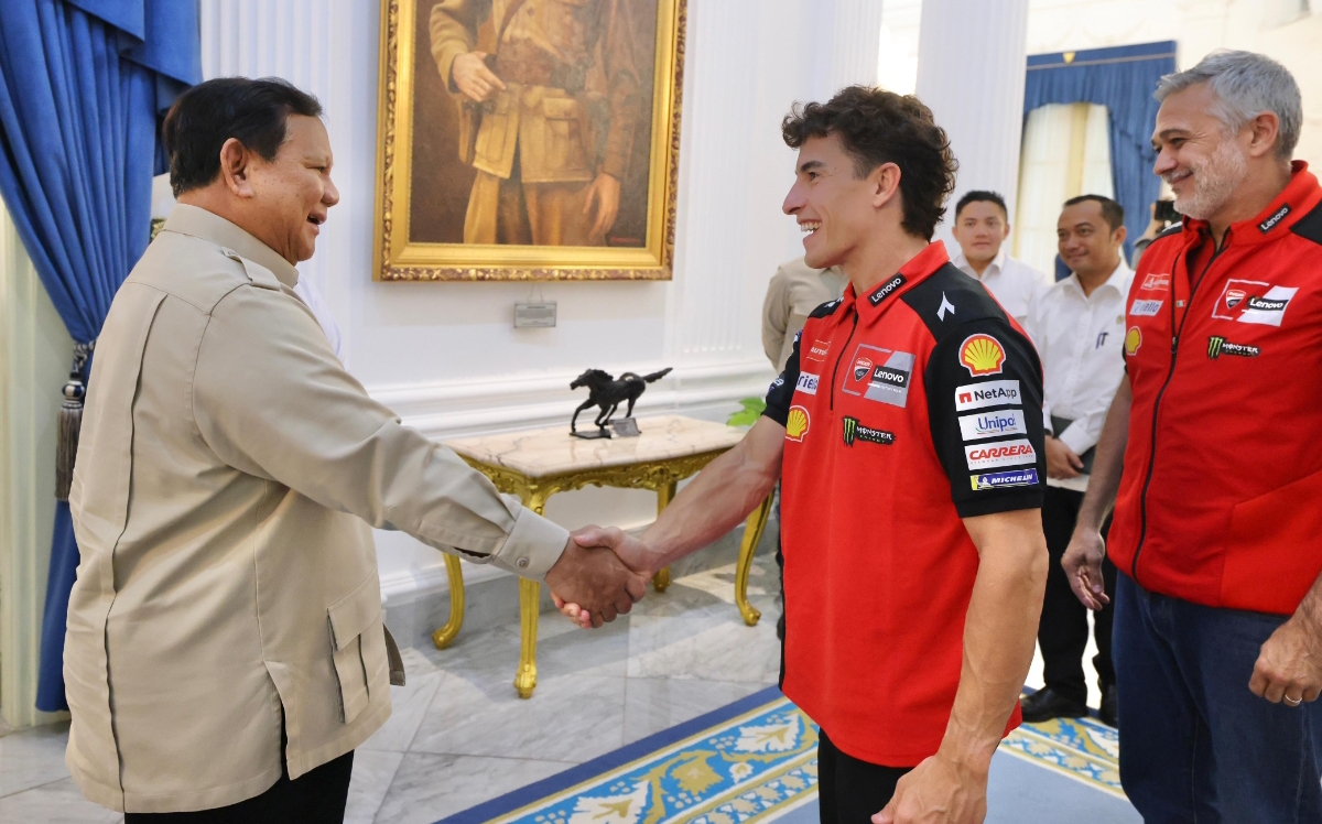 Presiden RI Prabowo Subianto saat bertemu dengan juara dunia MotoGP Marc M&aacute;rquez saat menerima kunjungan di Istana Negara, Jakarta, Selasa (30/9/2025).