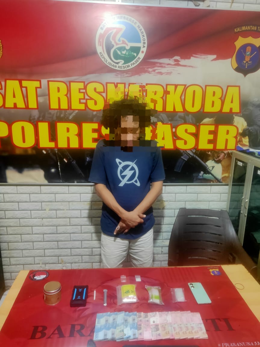 DITANGKAP: Terduga pemilik sabu-sabu di Paser saat ditahan Satreskoba Polres Paser.