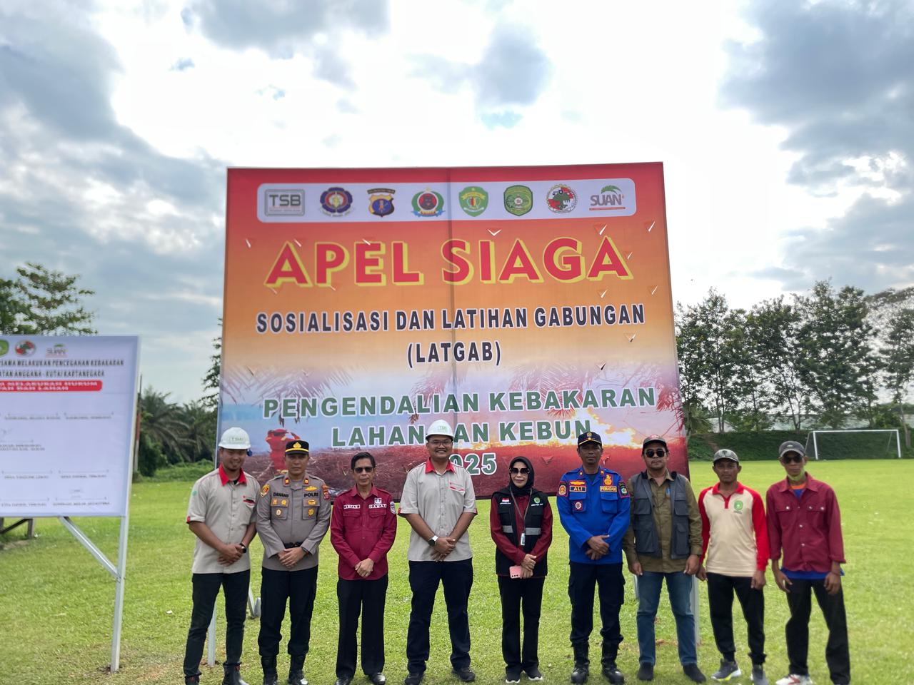 Peserta apel siaga dan pelatihan gabungan pencegahan kebakaran lahan dan kebun berfoto bersama usai kegiatan.