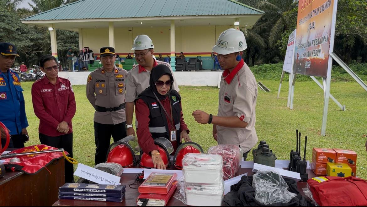 Kepala Bidang Perkebunan Berkelanjutan Disbun Kaltim, Ir Asmirilda, MP, bersama jajaran aparat dan manajemen PT TSB meninjau peralatan pemadam kebakaran apel siaga dan pelatihan di Desa Saliki, Kukar.