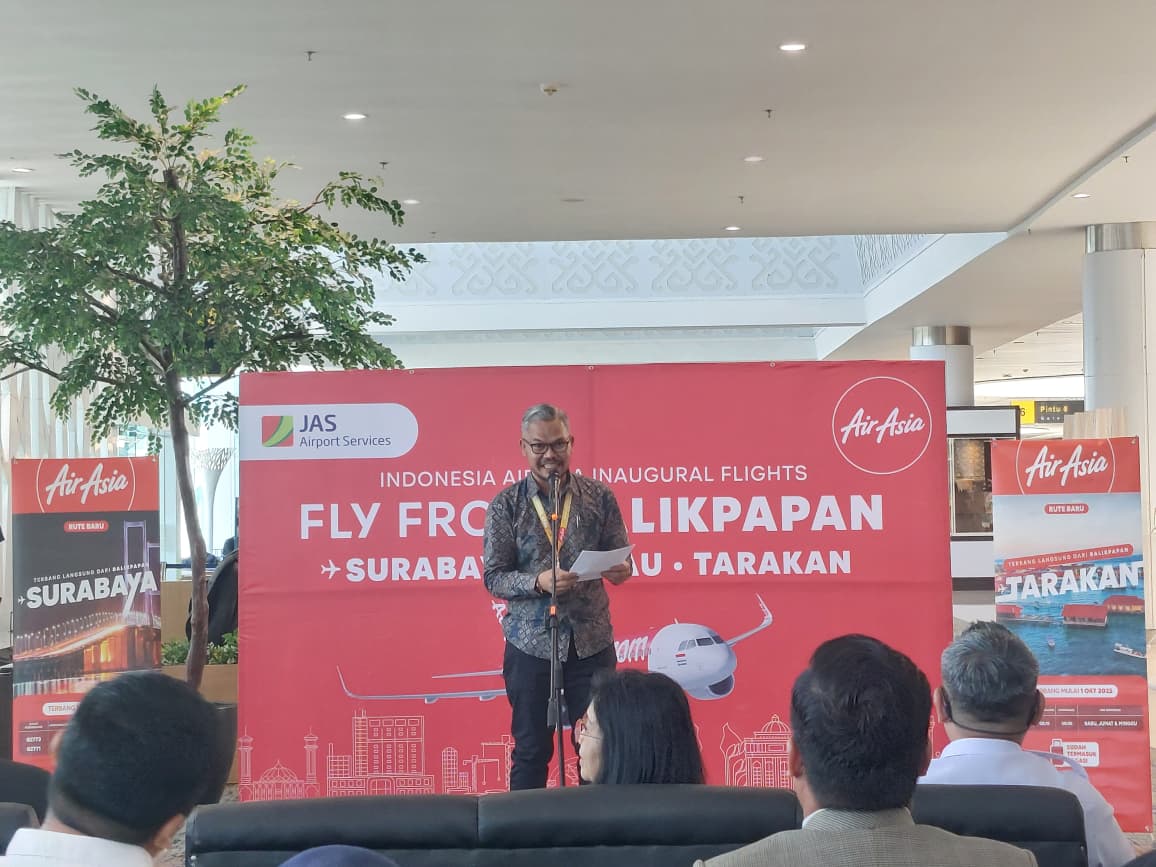 Captain at Indonesia AirAsia Akhmad Maulana Hendarto memberikan keterangan terkait rencana penerbangan rute Surabaya-Balikpapan-Tarakan.