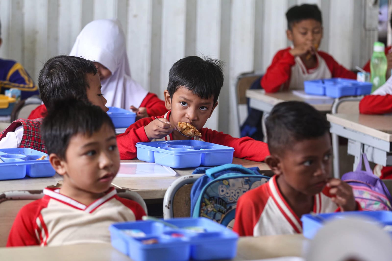 JADI PERBINCANGAN: Makan Bergizi Gratis kini jadi sorotan, terkait kualitas kontrol semestinya sudah direncanakan sebelum penerima manfaat memakan makanan yang diklaim bergizi.