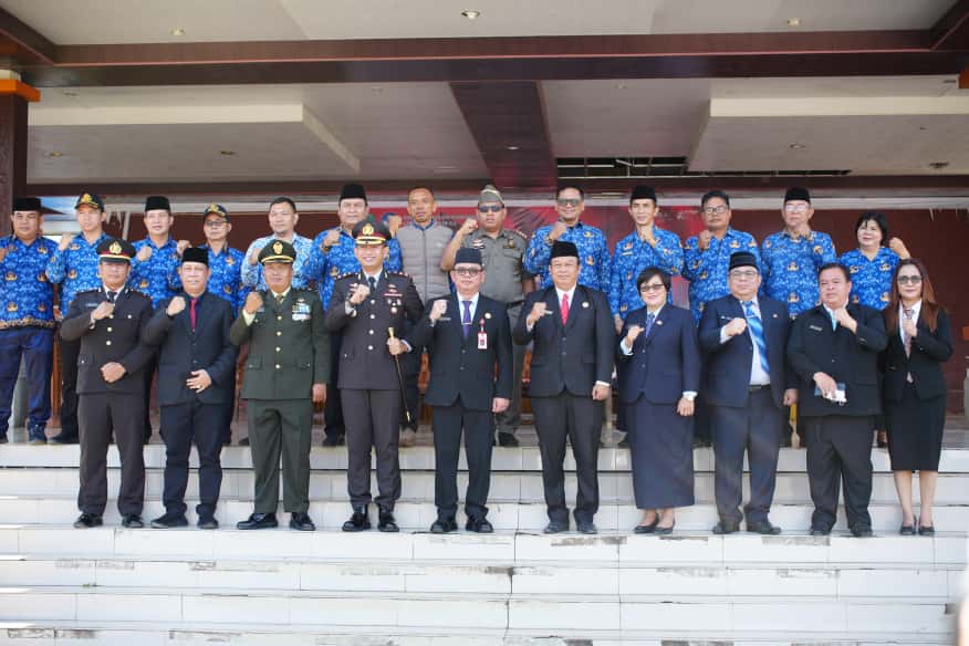 Sekkab Mahulu Stephanus Madang (tengah) usai upacara Hari Kesaktian Pancasila di Tribun Ujoh Bilang, Rabu (1/10/2025).   &nbsp;
