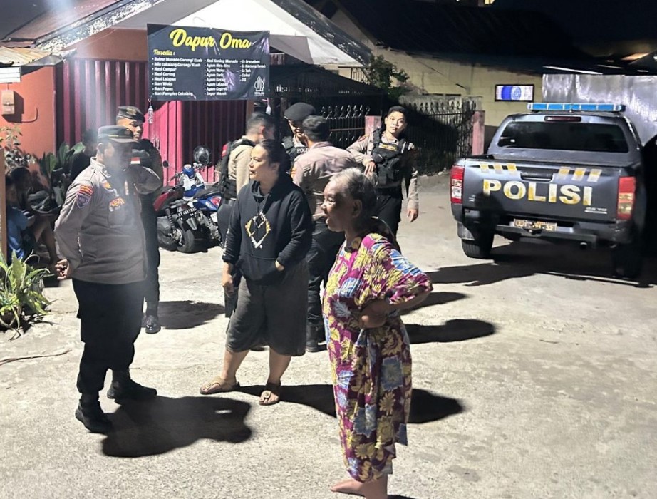 RICUH: Petugas mendatangi lokasi untuk memediasi setelah antar tetangga di kawasan GSI ribut.