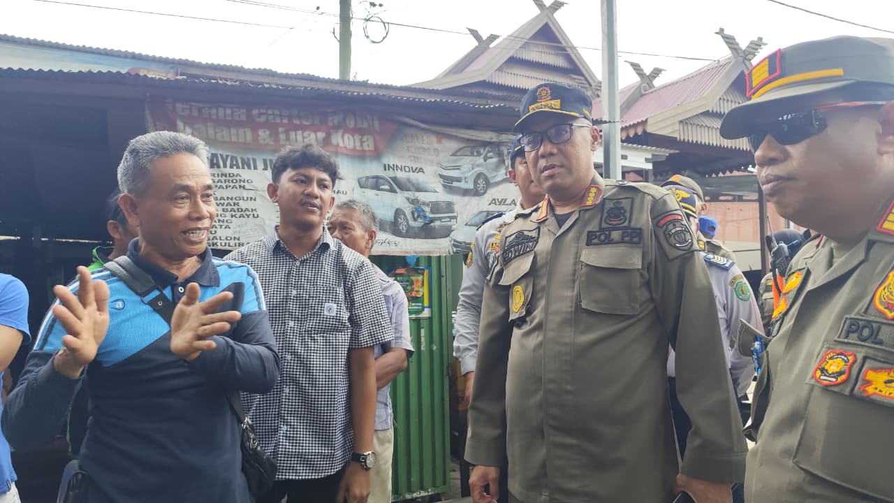 TERIMA KELUHAN: Edwin Noviansyah Rachim (kedua kanan) menerima keluhan para sopir bus di terminal bayangan Jalan APT Pranoto, Samarinda Seberang dalam aksi penertiban, Kamis (2/10).