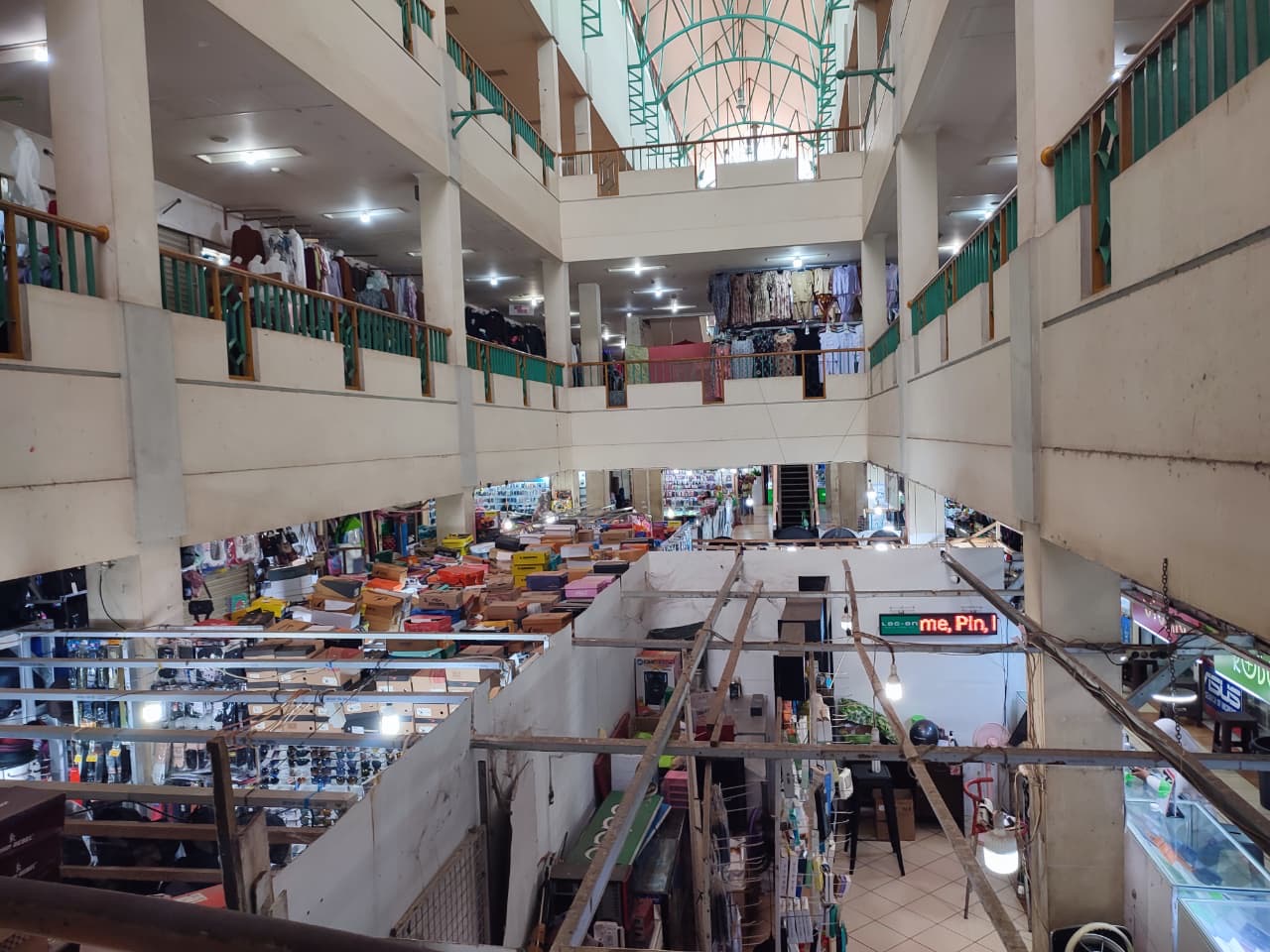 Lokasi lantai 1 atau los di Kandilo Plaza ini memang tidak seharusnya diisi permanen oleh pedagang.