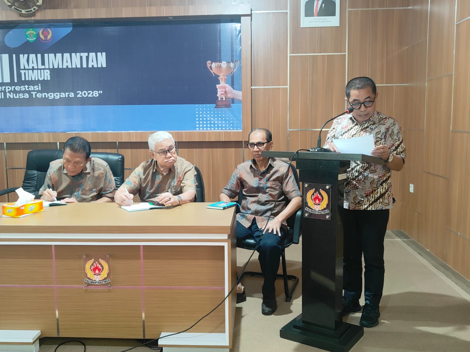 DIBAHAS: Ketua KONI Kaltim Rusdiansyah Aras memimpin rapat pleno KONI Kaltim, Kamis (2/10).