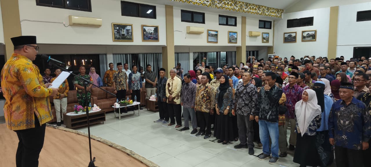 Camat Balikpapan Selatan Muhammad Hakim mengukuhkan secara serentak para Ketua RT se-Kecamatan Balikpapan Selatan.