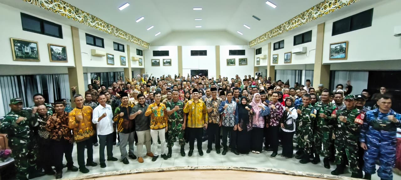 Sebanyak 240 ketua RT diabadikan bersama camat, lurah, LPM, danramil, babinsa, bhabinkamtibmas, serta bhabinpotdirga kelurahan se- Balikpapan Selatan.