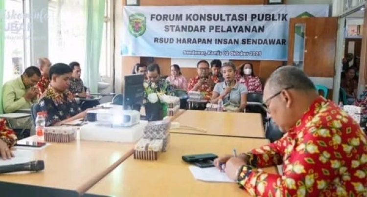 FORUM: Direktur RSUD HIS, dr. I Nyoman Sumahardika (Kanan) saat pimpin Forum Konsultasi Publik Standar Pelayanan Rumah Sakit Umum Daerah Harapan Insan Sendawar.