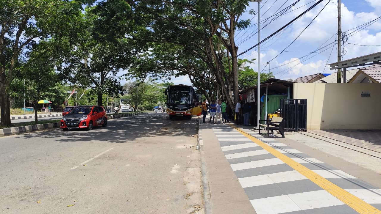 TERMINAL BAYANGAN: Sebuah bus berhenti di tepi Jalan APT Pranoto Kecamatan Samarinda Seberang, Kamis (2/10).