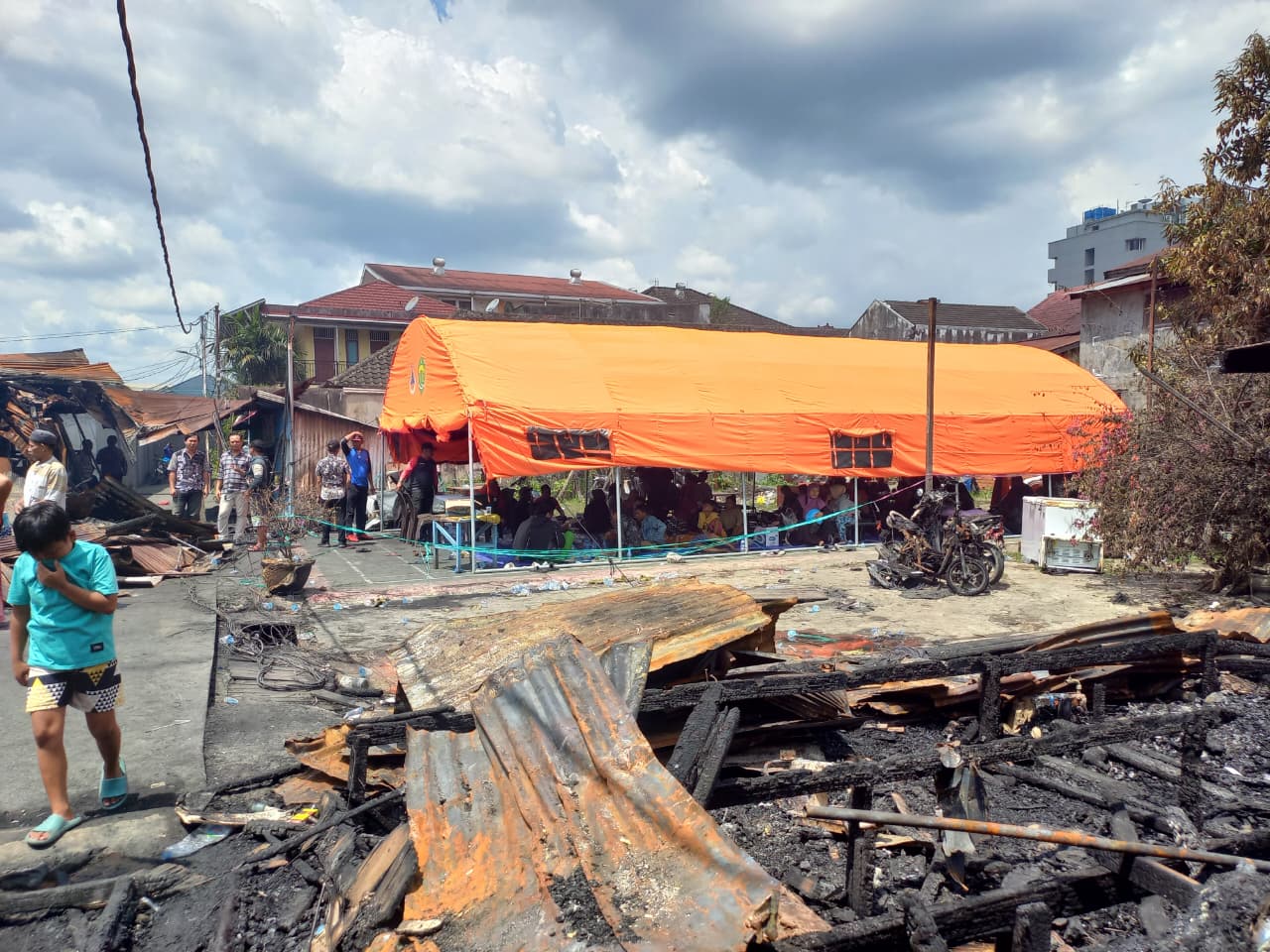 PENGUNGSIAN: Sebanyak 33 kepala keluarga dengan total 88 jiwa kini kehilangan tempat tinggal akibat kebakaran Kamis (2/10) dini hari.